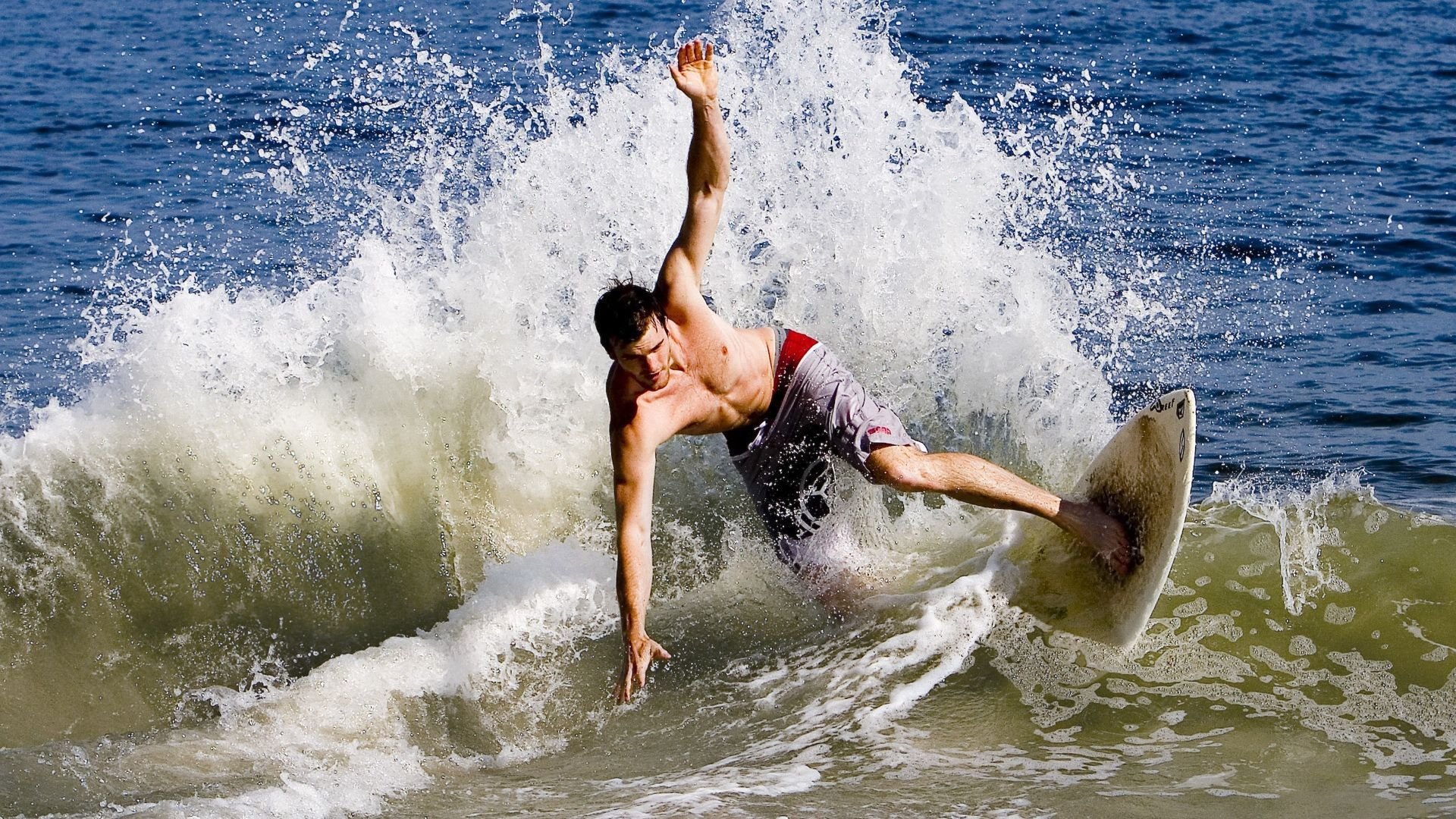 _现场观众热情高涨：气氛点燃比赛热度_，比赛气氛热烈,现场掌声不断